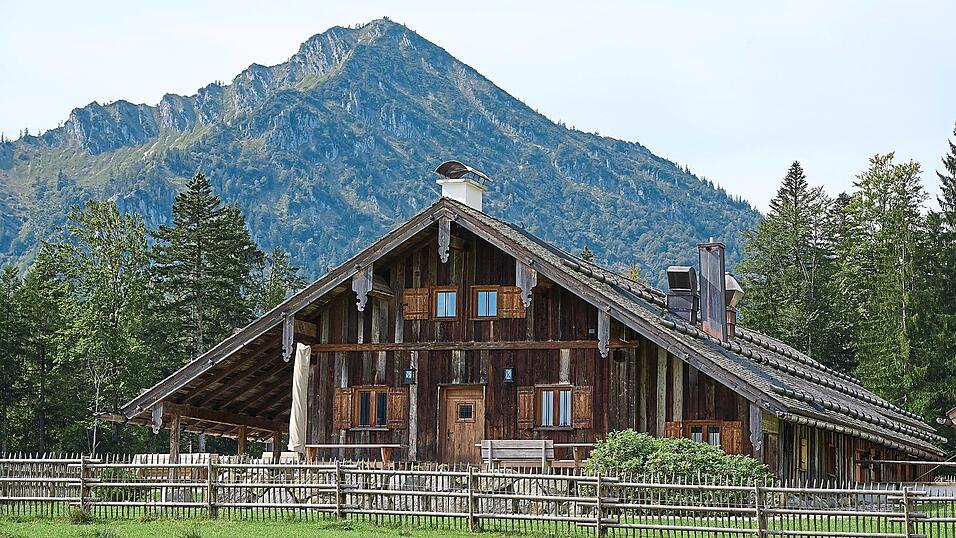 Jahrelang umstrittenes Ausflugsziel im Alpenvorland: Nun gibt es f&uuml;r die Saur&uuml;sselalm bei Bad Wiessee am Tegernsee eine L&ouml;sung, die einen umweltvertr&auml;glichen Betrieb erm&ouml;glichen soll.