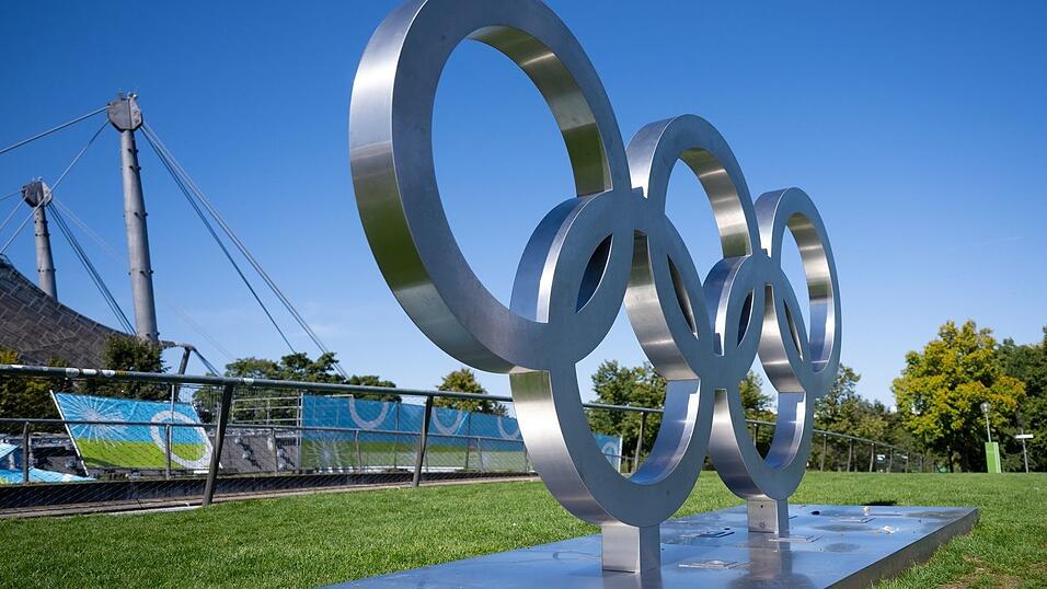Die olympischen Ringe erinnern im Münchner Olympiapark an die Sommerspiele von 1972. (Symbolbild) Die olympischen Ringe erinnern im Münchner Olympiapark an die Sommerspiele von 1972. (Symbolbild)