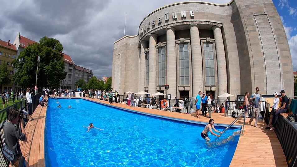 Die Volksbühne sagte die umstrittene Veranstaltung aus Sicherheitsgründen ab. (Archivbild) Die Volksbühne sagte die umstrittene Veranstaltung aus Sicherheitsgründen ab. (Archivbild)