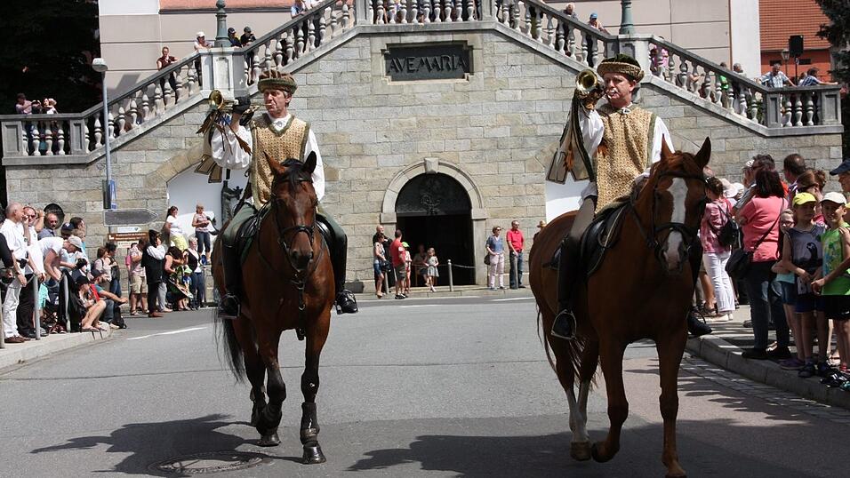 Die schönsten Augenblicke des historischen Drachenstich-Festzuges 2016. Die schönsten Augenblicke des historischen Drachenstich-Festzuges 2016.