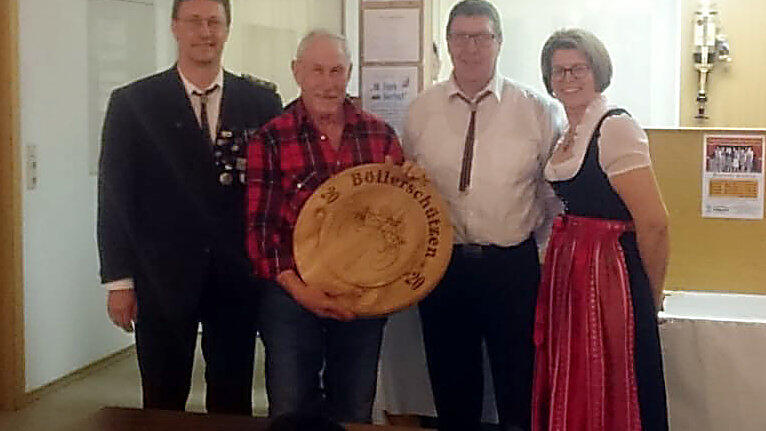 Franz Hieninger (2. von links) gewann die 'Böllerschützen-Scheibe', die von Roland und Sandra Maier (rechts) gestiftet wurde.