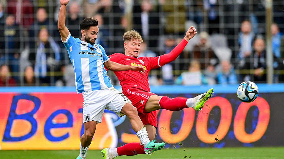 Eingewechselt in Minute 89, Torsch&uuml;tze in Minute 90+2: Tobias Eisenhuth (r.) ist einen Tick vor Sechzigs Kaan Kurt am Ball und trifft zum 1:0 f&uuml;r die Regensburger.