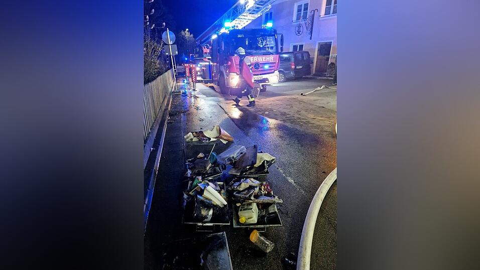 Die Nachlöscharbeiten benötigten dann aber noch eine erhebliche Zeit, da viele angebrannte Gegenstände ins Freie verbracht werden mussten. Die Nachlöscharbeiten benötigten dann aber noch eine erhebliche Zeit, da viele angebrannte Gegenstände ins Freie verbracht werden mussten.