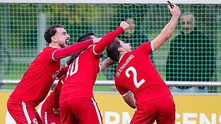 Sieger-Selfie: Spieler von T&uuml;rk G&uuml;c&uuml; nach dem Spektakel gegen Passau.