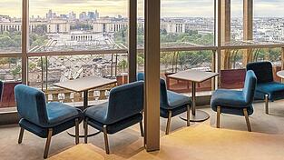 Das Restaurant 'Madame Brasserie' im Eiffelturm ermöglicht einen Blick über Paris.
