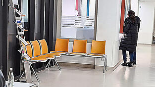 Der Wartebereich in der KVB-Praxis. Mal ist es voller, mal ist Verschnaufpause.