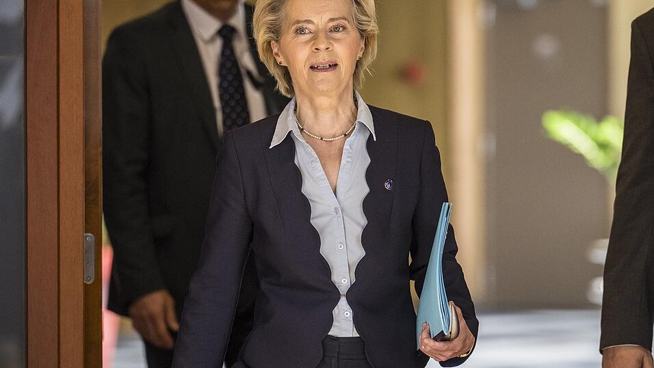 Ursula von der Leyen hat vor Gericht eine Schlappe kassiert - und macht zunächst einmal mit der Geheimniskrämerei weiter. Ursula von der Leyen hat vor Gericht eine Schlappe kassiert - und macht zunächst einmal mit der Geheimniskrämerei weiter.