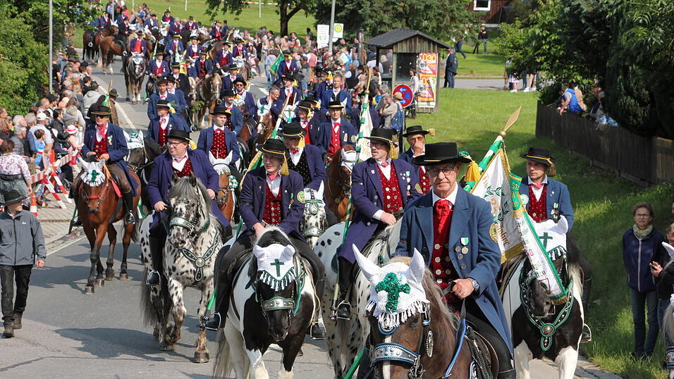 Die Pfingstreiter beim Einzug in Steinbühl. Die Pfingstreiter beim Einzug in Steinbühl.