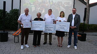 Drei Spendenschecks über je 1.000 Euro wurden übergeben. Drei Spendenschecks über je 1.000 Euro wurden übergeben.