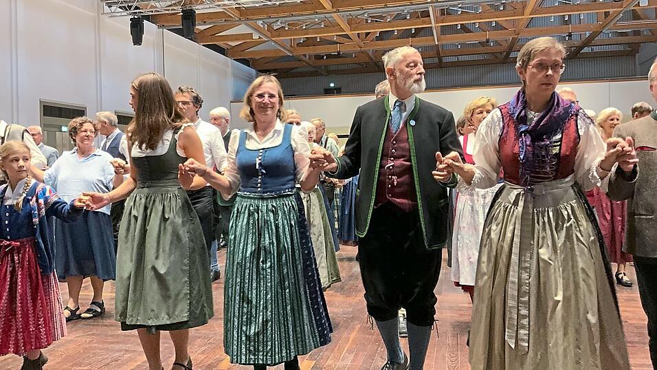 Mit einer Polonaise begann der Kugelkirtatanz. Mit einer Polonaise begann der Kugelkirtatanz.