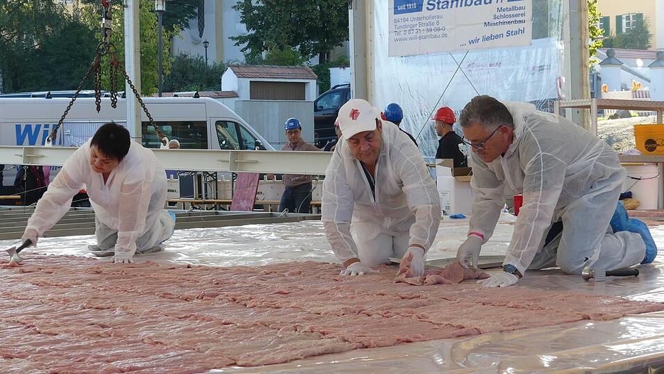 Hunderte freiwillige Helfer haben angepackt und zusammen mit den beiden Initiatoren Werner Biersack und Rudi Dietl das XXL-Schnitzel vorbereitet und gebraten. Das Spektakel vor einem Jahr lockte Tausende Besucher nach Mengkofen.