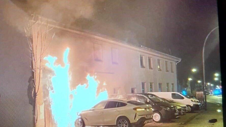 In Landshut ist in der Nacht auf den 20. März ein Auto komplett ausgebrannt. In Landshut ist in der Nacht auf den 20. März ein Auto komplett ausgebrannt.