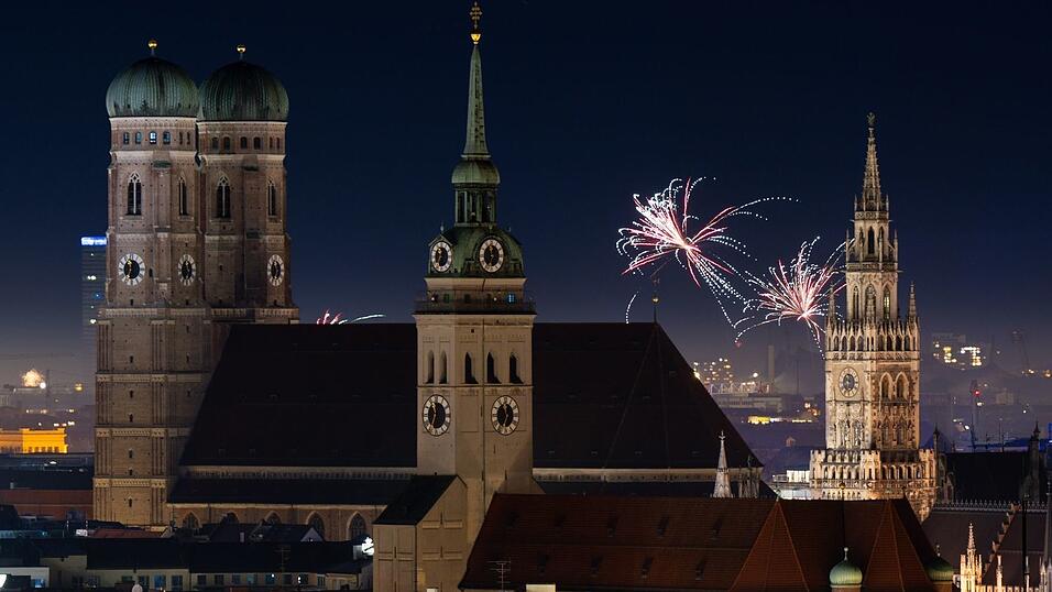 Als Ersatz für Böller und Feuerwerk plant die Stadt München eine Licht- und Lasershow auf der Silvestermeile. (Archivbild) Als Ersatz für Böller und Feuerwerk plant die Stadt München eine Licht- und Lasershow auf der Silvestermeile. (Archivbild)