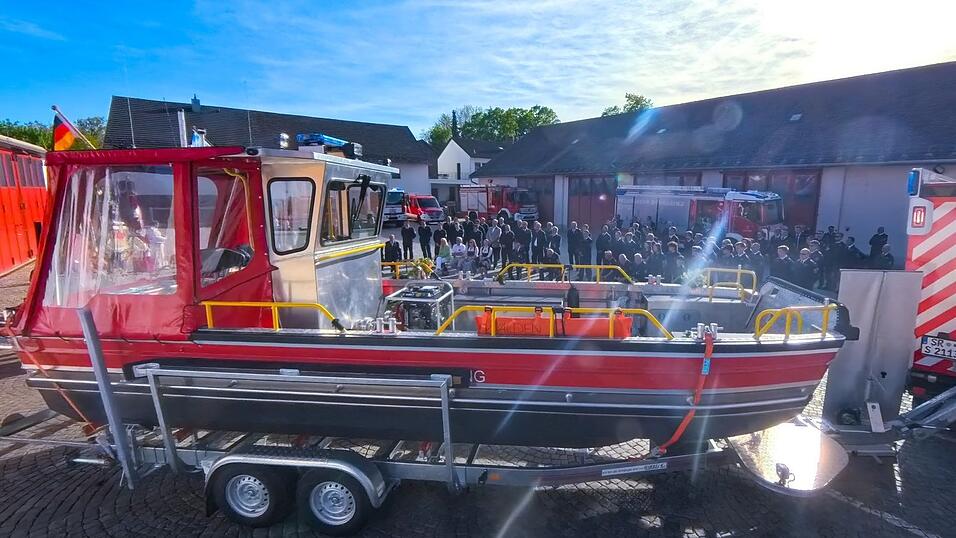 Das neue Mehrzweckboot wurde gesegnet.