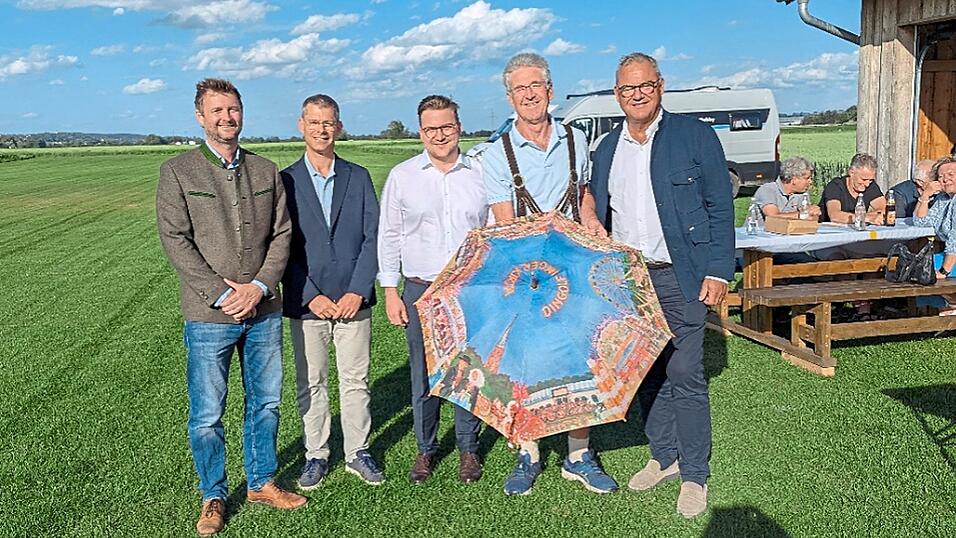 Es gibt gleich drei Schirmherren: Florian Jobst (Gemeinde Moosthenning; von links), Zweiter Vorstand Christian Ralf, Valentin Walk (Bürgermeister der Stadt Dingolfing), Erster Vorstand Michael Schwimmbeck und Josef Pellkofer (stellvertretender Landrat). Es gibt gleich drei Schirmherren: Florian Jobst (Gemeinde Moosthenning; von links), Zweiter Vorstand Christian Ralf, Valentin Walk (Bürgermeister der Stadt Dingolfing), Erster Vorstand Michael Schwimmbeck und Josef Pellkofer (stellvertretender Landrat).