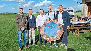 Es gibt gleich drei Schirmherren: Florian Jobst (Gemeinde Moosthenning; von links), Zweiter Vorstand Christian Ralf, Valentin Walk (Bürgermeister der Stadt Dingolfing), Erster Vorstand Michael Schwimmbeck und Josef Pellkofer (stellvertretender Landrat). Es gibt gleich drei Schirmherren: Florian Jobst (Gemeinde Moosthenning; von links), Zweiter Vorstand Christian Ralf, Valentin Walk (Bürgermeister der Stadt Dingolfing), Erster Vorstand Michael Schwimmbeck und Josef Pellkofer (stellvertretender Landrat).