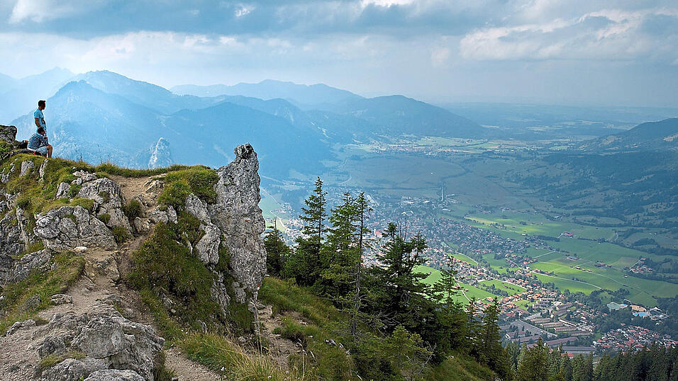 Blick vom Laberberg in das Tal mit der Ortschaft Oberammergau. Blick vom Laberberg in das Tal mit der Ortschaft Oberammergau.
