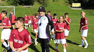 Hermann Gerland, umringt von Kindern. Zum ersten Mal ist er bei der Klaus-Fischer-Fußballschule in Patersdorf dabei.