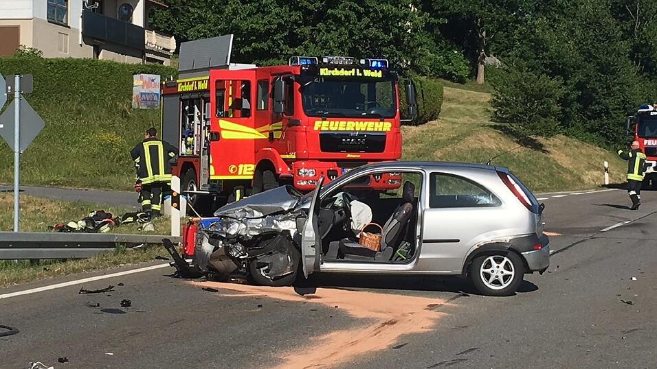 Bei einem schweren Unfall bei Kirchdorf starb am Montag eine Frau. Bei einem schweren Unfall bei Kirchdorf starb am Montag eine Frau.