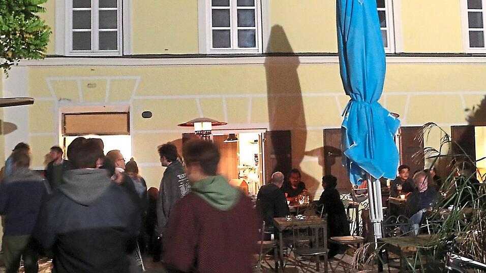 Am 1. Oktober 2021 feierte der 'Schwarze Hahn' nach mehr als einem Jahr Umbaupause Wiedereröffnung. Schon im darauffolgenden November musste die beliebte Kneipe in den Corona-Lockdown. Der ist ab diesem Donnerstag beendet. Am 1. Oktober 2021 feierte der 'Schwarze Hahn' nach mehr als einem Jahr Umbaupause Wiedereröffnung. Schon im darauffolgenden November musste die beliebte Kneipe in den Corona-Lockdown. Der ist ab diesem Donnerstag beendet.