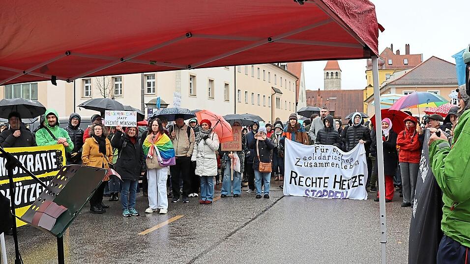 Bei Dauerregen harrten die Demonstranten auf dem Emmeramsplatz aus. Bei Dauerregen harrten die Demonstranten auf dem Emmeramsplatz aus.