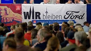 Der Andrang ist groß bei der Betriebsversammlung beim Kölner Autobauer Ford Deutschland.