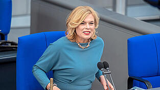 Protokollarisch ist die Bundestagspräsidentin die Nummer zwei im Staat und sie sollte eigentlich überparteilich agieren. Weil sie sich nicht daran hält, gilt Julia Klöckner inzwischen als umstritten.