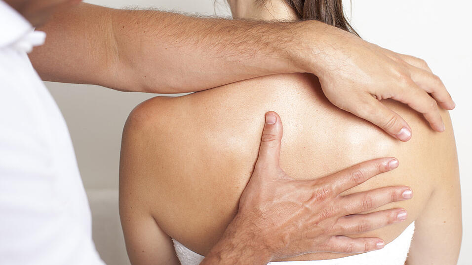 Bei einem Wellnesstrip soll ein Masseur seiner Kundin zu nahe gekommen sein (Symbolbild) Bei einem Wellnesstrip soll ein Masseur seiner Kundin zu nahe gekommen sein (Symbolbild)