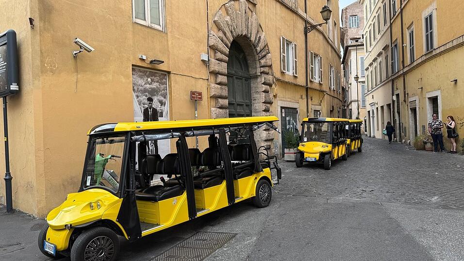 Eine dreistellige Zahl an Golfcarts ist in den engen Gassen der Ewigen Stadt unterwegs. Eine dreistellige Zahl an Golfcarts ist in den engen Gassen der Ewigen Stadt unterwegs.