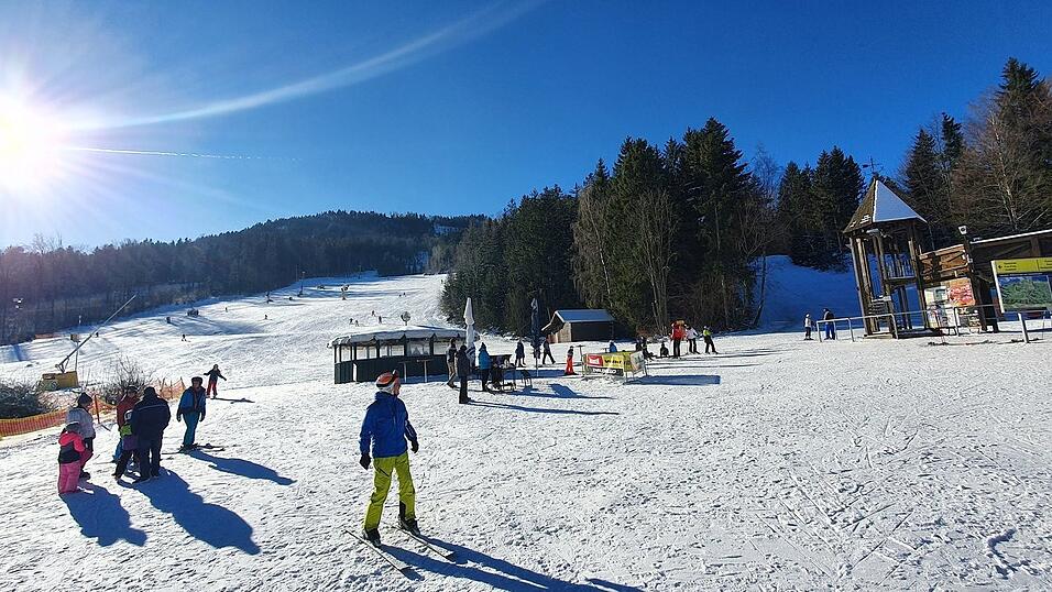 Am Hohenbogen sind an sch&ouml;nen Wintertagen gut 1.000 Skifahrer auf der Piste.&nbsp;