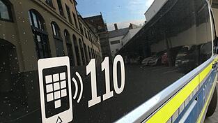 Der Zugbegleiter rief die Polizei. (Symbolbild)