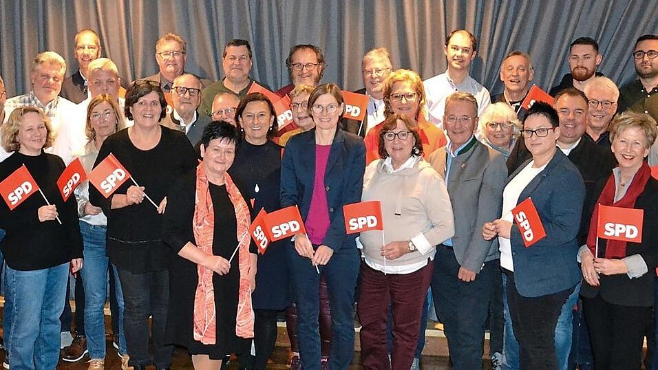 Die bei der SPD-Delegiertenversammlung anwesenden Kreistagskandidaten stärkten ihrer Landratskandidatin Beatrix Kappelmeier (Mitte mit hellrotem Schal) den Rücken. Programmatisch setzt die 57-jährige Aiglsbacherin auf soziale Themen und appelliert an die Solidarität in der Gesellschaft. Die bei der SPD-Delegiertenversammlung anwesenden Kreistagskandidaten stärkten ihrer Landratskandidatin Beatrix Kappelmeier (Mitte mit hellrotem Schal) den Rücken. Programmatisch setzt die 57-jährige Aiglsbacherin auf soziale Themen und appelliert an die Solidarität in der Gesellschaft.