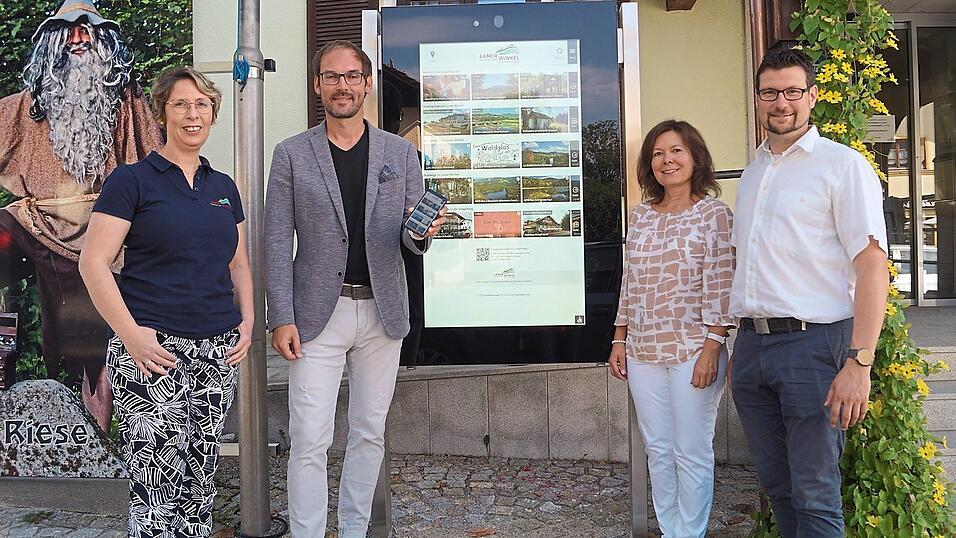 Freuen sich über das neue Serviceangebot für Einheimische und Gäste: TI-Leiterin Christine Vogl, Stefan Huber, Regionalmanagerin Jana Dirriglova und Bürgermeister Paul Roßberger (v.l.). Freuen sich über das neue Serviceangebot für Einheimische und Gäste: TI-Leiterin Christine Vogl, Stefan Huber, Regionalmanagerin Jana Dirriglova und Bürgermeister Paul Roßberger (v.l.).