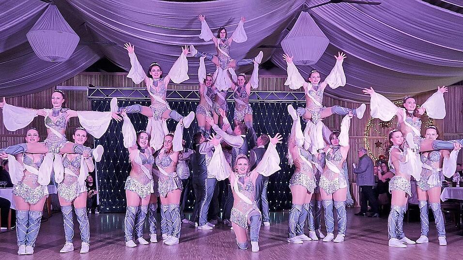 Mit ihren akrobatischen T&auml;nzen und Hebefiguren begeisterten die 'Showfunken' aus Taufkirchen/Vils erneut die Ballbesucher.