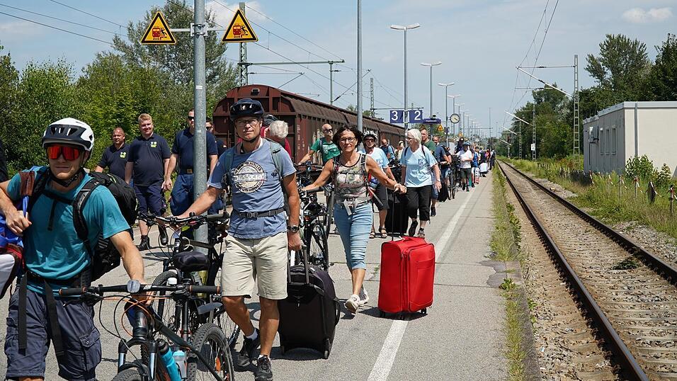 Ankunft der Radfahrer am Landauer Bahnhof