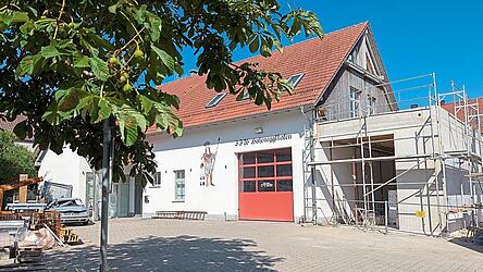In Hohenegglkofen wird bereits an das Gerätehaus angebaut.