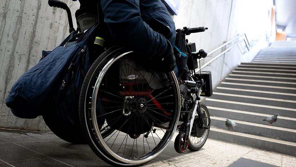 Fast die H&auml;lfte der Bahnh&ouml;fe in Bayern ist nicht barrierefrei. (Symbolbild)