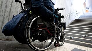 Fast die H&auml;lfte der Bahnh&ouml;fe in Bayern ist nicht barrierefrei. (Symbolbild)