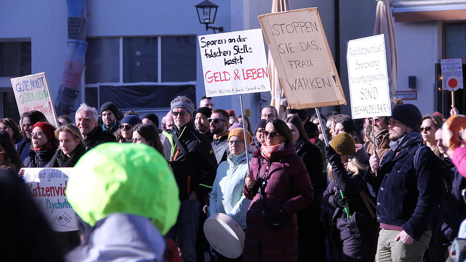 Kreative Schilder machen auf ein ernstes Thema aufmerksam: Viele Therapeuten besorgt die K&uuml;rzung der Honorare. Es sei ein fatales Signal.