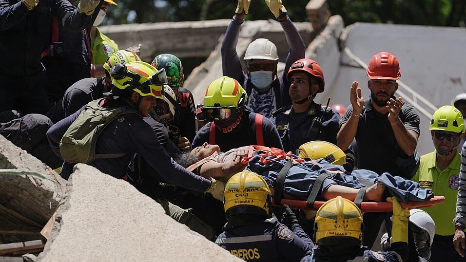 In Cali wurde eine Frau unter Applaus aus den Trümmern gezogen. In Cali wurde eine Frau unter Applaus aus den Trümmern gezogen.