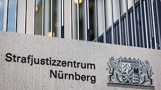 In dem Prozess sind zwei Heranwachsende angeklagt. Gegen einen Dritten wurde das Verfahren abgetrennt. (Symbolfoto) In dem Prozess sind zwei Heranwachsende angeklagt. Gegen einen Dritten wurde das Verfahren abgetrennt. (Symbolfoto)