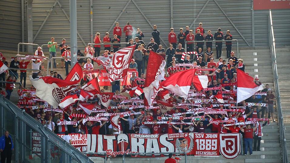 Jahn Regensburg hat auch das Drittliga-Spitzenspiel beim 1. FC Magdeburg gewonnen.