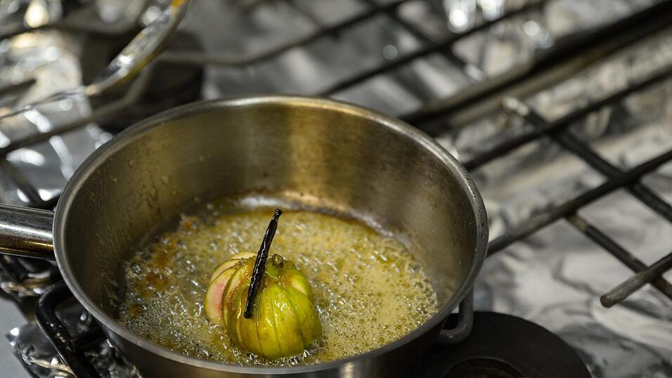 Enis Topalovic, Küchenchef im Wirtshaus zum Geiss in Straubing, empfiehlt Bio-Mischsalat mit mariniertem Spargel, Erdbeeren, Sonnenblumenkerne und einer Feigenrose.