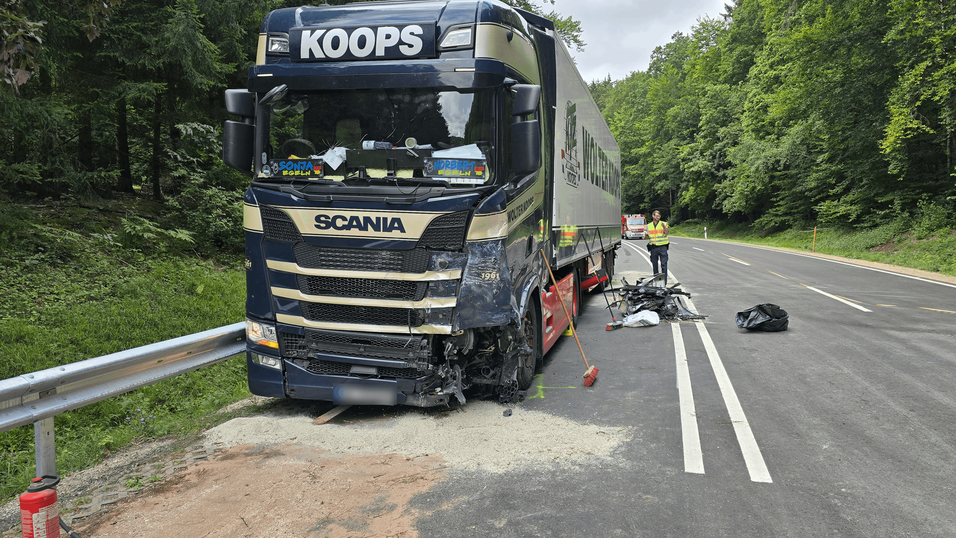 Trotz eines Ausweichsmanövers konnte der Sattelzug-Fahrer den Zusammenstoß nicht verhindern.