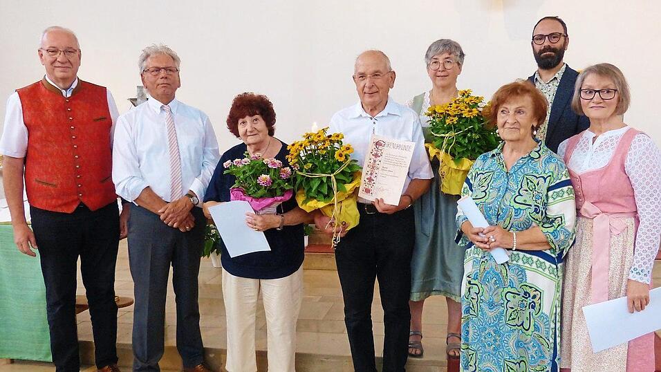 Ursula Polzer (Dritte von links) wird für 40 Jahre Mitgliedschaft ausgezeichnet, Gregor Bauer (Mitte) und Maria Blohberger (Zweite von rechts) werden zu Ehrenvorsitzenden ernannt. Es gratulieren Landrat Franz Löffler, Konrad Weinzierl, Maria Krüger, Alfred Stuiber und Beate Strogilakis.