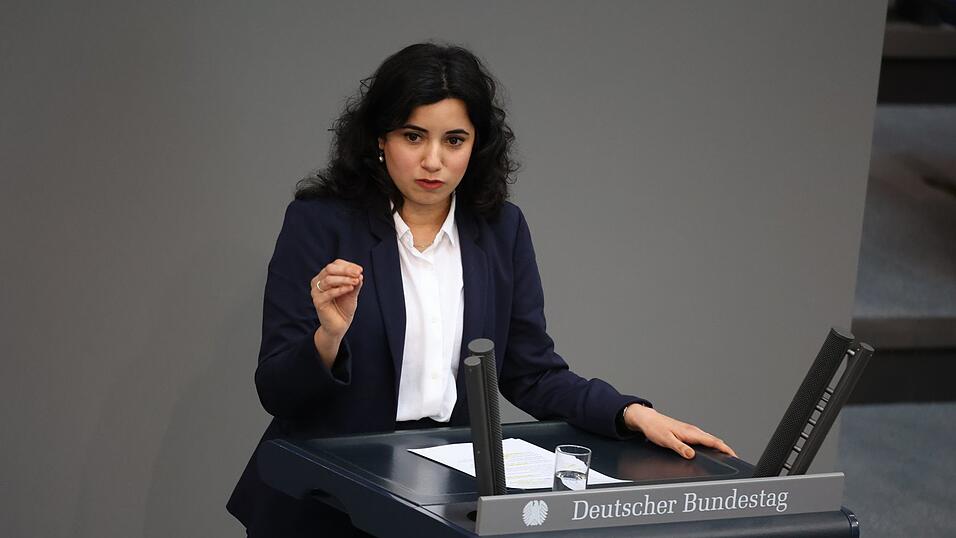 Grünen-Fraktionsvize Misbah Khan wirft Forschungsministerin Dorothee Bär eine Absage der geplanten Bafög-Erhöhungen vor. (Archivbild) Grünen-Fraktionsvize Misbah Khan wirft Forschungsministerin Dorothee Bär eine Absage der geplanten Bafög-Erhöhungen vor. (Archivbild)