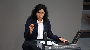 Grünen-Fraktionsvize Misbah Khan wirft Forschungsministerin Dorothee Bär eine Absage der geplanten Bafög-Erhöhungen vor. (Archivbild) Grünen-Fraktionsvize Misbah Khan wirft Forschungsministerin Dorothee Bär eine Absage der geplanten Bafög-Erhöhungen vor. (Archivbild)
