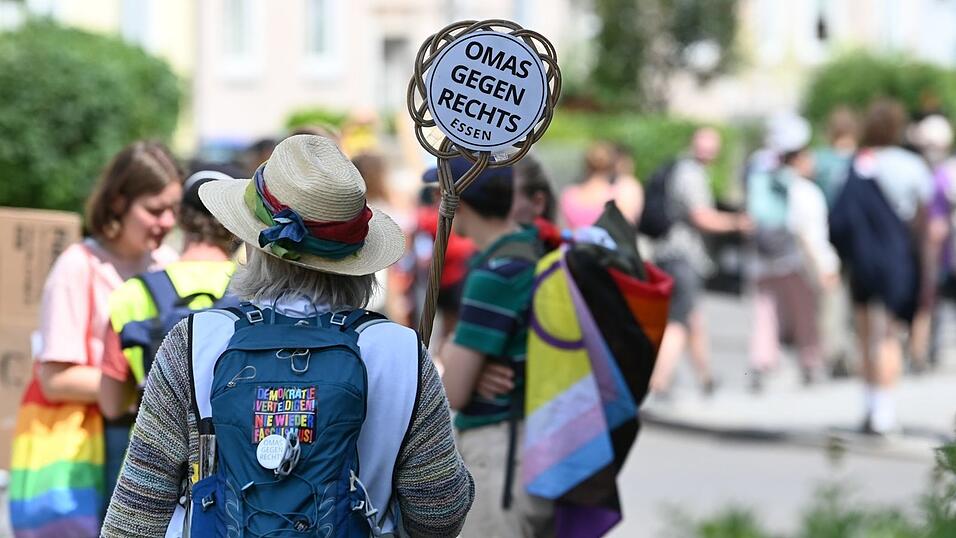 Eine Demonstrantin hält ein Schild von «Omas gegen Rechts» in die Höhe. Eine Demonstrantin hält ein Schild von «Omas gegen Rechts» in die Höhe.