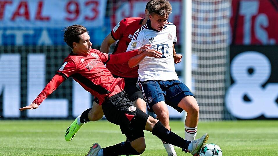 Schenkten einander nichts: Wiesbadens Max Brandt im Duell mit Bayern-Talent Simon Schaff. Schenkten einander nichts: Wiesbadens Max Brandt im Duell mit Bayern-Talent Simon Schaff.