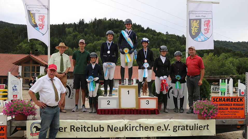 Verbandsmeisterin der Vielseitigkeitsreiter der Junioren wurde Olivia Maier vor Anna Rödl, beide Pferdefreunde Schwandorf, und dem Drittplatzierten Jannik Wagner vom Reitclub Neukirchen.